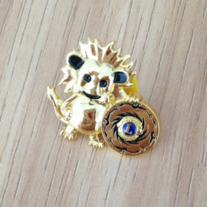 Esmalte suave pin insignia en forma de corazón de oro con el diamante y el pasador de seguridad en la parte posterior - Product Image 4