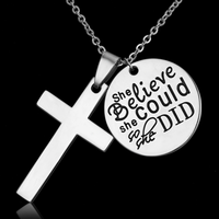 Vente en gros de bijoux en argent collier pendentif croix pièce personnalisée gravée elle croit pouvoir le faire collier