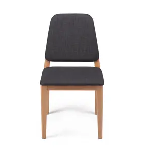Cadeira de madeira com almofada de assento estofados com estrutura e encosto
