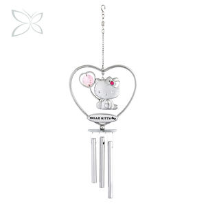 Carillon éolien suspendu en cristal taillé brillant Rosaline, décoration d'intérieur Hello Kitty, art populaire en fer plaqué métal Crystocraft, Japon - Product Image 1