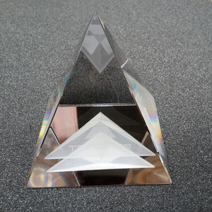 Pirámide Egipcia <span class=keywords><strong>de</strong></span> Cristal con Grabado Personalizado y Pantalla Holográfica - Product Image 3