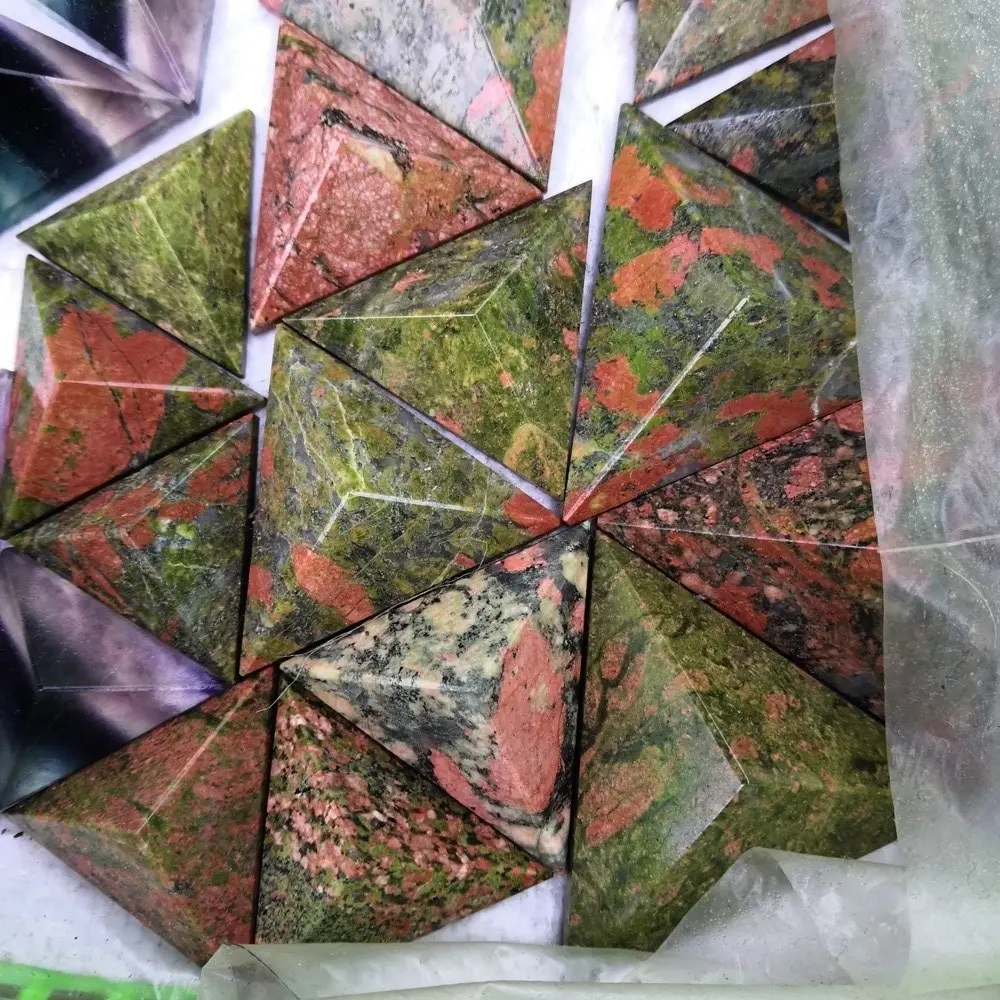 Natural rojo y verde de cristal pirámide Triangular piedra preciosa Pirámide de cristal de