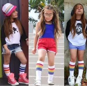 Stock Rainbow colorido listrado moda Baixo Moq Linda 100% Algodão Crianças Meias Meias até o joelho Bebê