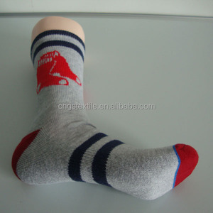 manchette élastique moitié terry bleu marine à rayures rouge chaussures conception hommes de sport sport chaussettes - Product Image 5