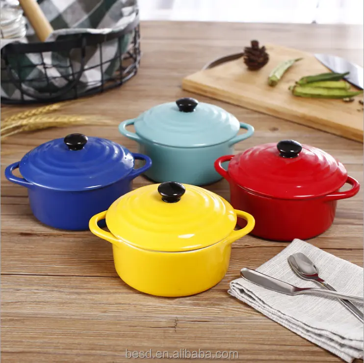 Разноцветная керамическая миска для супа с ручками и крышкой в современном дизайне