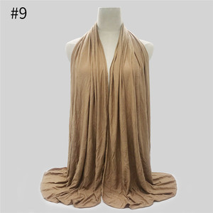 Écharpes et hijabs personnalisés pour femmes, en tissu modal uni, style Dubaï, en modal, polyester et coton - Product Image 2