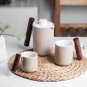 Vente en gros Ensemble de tasses à café personnalisées de qualité supérieure faites à la main dans <span class=keywords><strong>l</strong></span>'Ouest Service à <span class=keywords><strong>thé</strong></span> en céramique avec théière pour <span class=keywords><strong>l</strong></span>'<span class=keywords><strong>heure</strong></span> <span class=keywords><strong>du</strong></span> <span class=keywords><strong>thé</strong></span> de <span class=keywords><strong>l</strong></span>'après-midi - Product Image 1