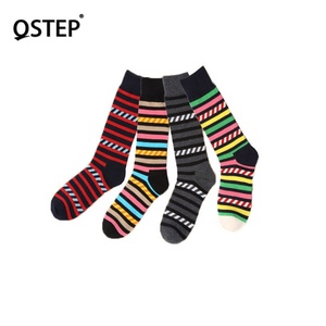 Venta al por mayor logotipo personalizado diseño cómodo transpirable redondo de algodón de la raya de la Navidad, Ginebra, chocolate, vino, si puede leer esto traer vino de feliz vestido Calcetines Hombre Calcetines de colores - Product Image 2