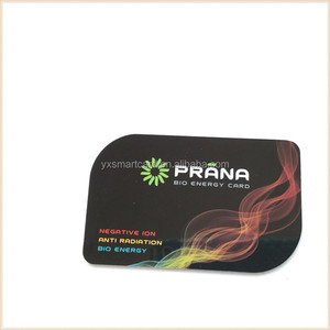 Tarjeta de PVC de bajo consumo con banda magnética, resistente al agua y fondo dorado, de fabricante directo, para uso como regalo/membresía - Product Image 1