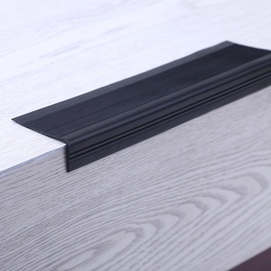 Nez de marche en <span class=keywords><strong>PVC</strong></span> antidérapant et ignifuge de haute qualité avec <span class=keywords><strong>revêtement</strong></span> d'angle - Product Image 2