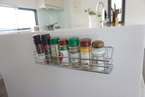 Étagère murale multifonctionnelle à un niveau en acier inoxydable écologique à prix avantageux pour le rangement de bouteilles de sauce transparentes, capacité de charge de 5 kg - Product Image 6