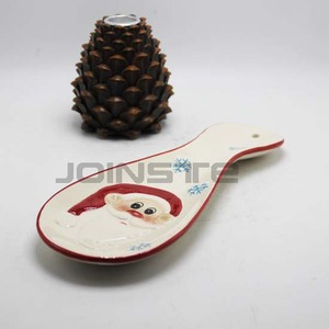 Assiette en céramique en forme de père noël avec caractéristiques faciales détaillées chapeau rouge et expression joyeuse décor de table de vacances - Product Image 4