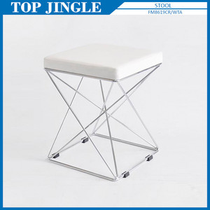 Petite table d'appoint mobile en métal de couleur blanche - Product Image 4