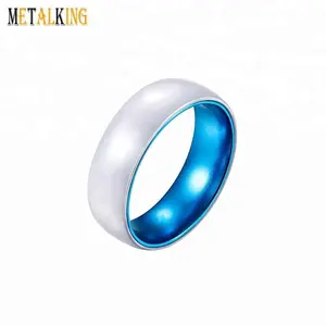 Anello in ceramica bianca da 8mm con fedi nuziali interne da uomo con manicotto in alluminio anodizzato blu