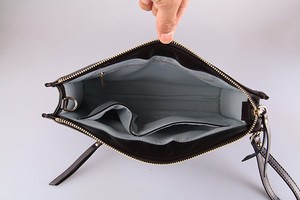 4966 2017 Bolso de Mano amplio para dama sofisticado en color negro con diseno de endredon frontal, fabrica de bolsos. - Product Image 6