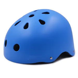 接受少量蓝色儿童自行车头盔溜冰骑行头盔