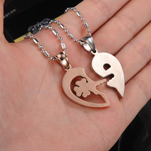 <span class=keywords><strong>Collana</strong></span> con Ciondolo a Forma di Lucchetto e Chiave in <span class=keywords><strong>Argento</strong></span> e Oro dal Design Unico e Raffinato - Product Image 4