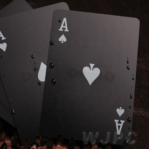 Cartes à jouer en plastique noir personnalisées, cartes <span class=keywords><strong>de</strong></span> <span class=keywords><strong>poker</strong></span> en gros, type normal en plastique 63*88mm/57*87 ou boîte en papier <span class=keywords><strong>de</strong></span> taille personnalisée - Product Image 2