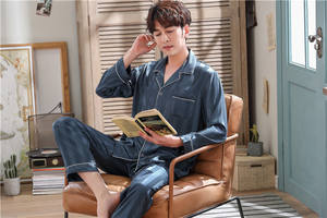 Set <span class=keywords><strong>Pigiama</strong></span> da <span class=keywords><strong>Uomo</strong></span> in Due Pezzi, Classico Tinta Unita <span class=keywords><strong>con</strong></span> Colletto Rovesciato e Maniche Lunghe in Raso, Completo da Notte in Seta - Product Image 6