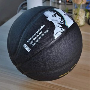 Balón de Baloncesto Negro Personalizado para Juego, de Cuero Compuesto, Disponible para Venta al Por Mayor - Product Image 3