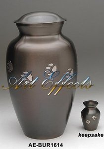 Urna de cremación para mascotas de latón grande de estilo americano clásico Diseño de impresión de pata con acabado de pizarra para recordar las cenizas de mascotas con amor - Product Image 6