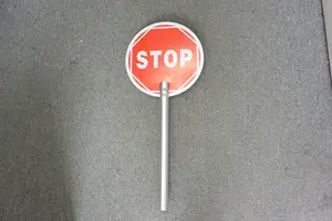 Mano tenere segnali di stop/traffico riflettente stop/segni lento