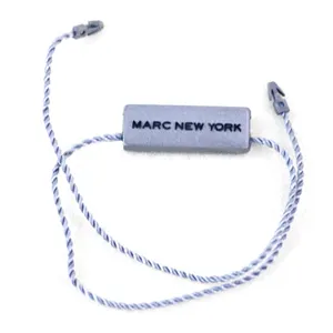 Commercio all'ingrosso Personalizzato Inciso Logo del Marchio Nome Hanging String Etichette Compresse Tag di Tenuta Per Abbigliamento