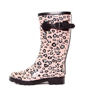 <span class=keywords><strong>Botas</strong></span> <span class=keywords><strong>de</strong></span> lluvia <span class=keywords><strong>de</strong></span> goma con estampado <span class=keywords><strong>de</strong></span> leopardo <span class=keywords><strong>de</strong></span> colores para <span class=keywords><strong>mujer</strong></span>, zapatos <span class=keywords><strong>de</strong></span> <span class=keywords><strong>agua</strong></span> <span class=keywords><strong>de</strong></span> alta calidad, venta al por mayor, nuevo <span class=keywords><strong>diseño</strong></span> - Product Image 2