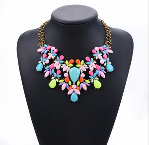 Gargantilla de cristal de resina acrílica con cadena dorada para mujer, collar con colgante, a la moda