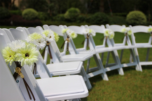 Chaise pliante d'extérieur en résine plastique blanche rembourrée de style Wimbledon pour événements de mariage et location en Amérique - Product Image 3
