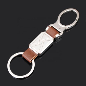 Porte-clés en cuir PU personnalisé en gros d'usine et mousqueton avec logo en relief porte-clés cadeau promotionnel pour voiture pour les propriétaires de voitures - Product Image 6