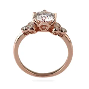 2021 new arrival 1carat round center moissanite diamond 18 k rose gold engagement ring with 3pcs of small moissanite on side