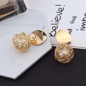 <span class=keywords><strong>Orecchini</strong></span> Geometrici Moderni con Sfera Dorata e Perle Pendenti per Donna - Product Image 4