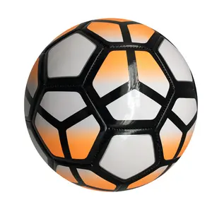 Bola Sepak Kulit PVC Mengkilap 2.7Mm 380G, Bola Sepak Bola Kulit PVC Berkilau untuk Promosi dengan Logo Yang Disesuaikan