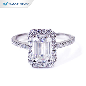 Gemas Tianyu. Anillo <span class=keywords><strong>Solitario</strong></span> con Halo de Moissanita Corte Esmeralda de 3 Quilates DEF, Oro Blanco Sólido de 14K/18K - Product Image 1