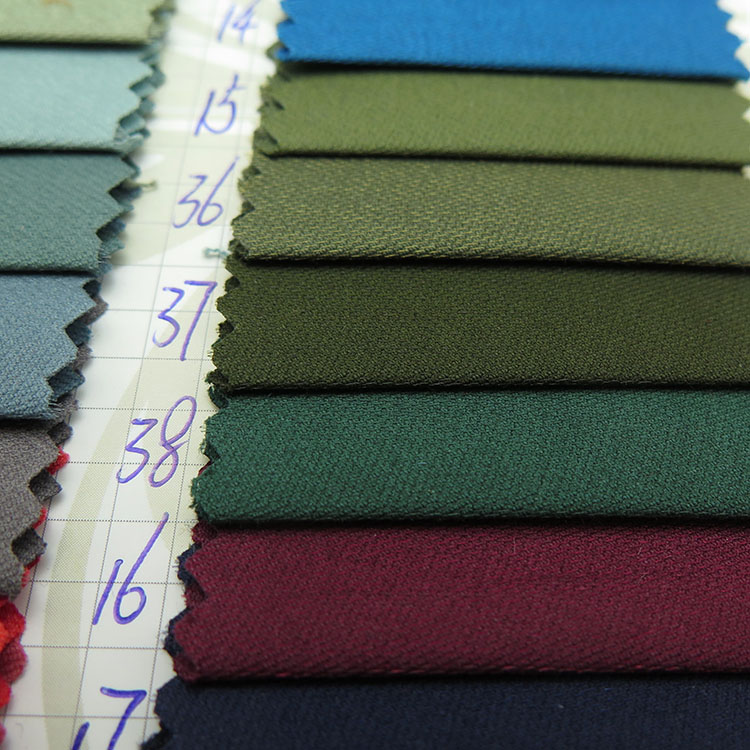 Оптовая продажа, плетеная саржевая блестящая шелковая 85% хлопковая 15% полиэфирная смешанная ткань для топов, уличной одежды, пуховиков и т. д.