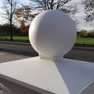 Outdoor Natuursteen Effen Marmeren Kolom Met Ronde Bal Sculptuur