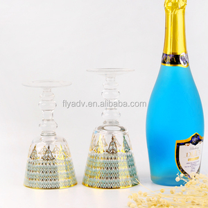 El nuevo diseño soplado a mano atractiva vasos de cristal borde de oro a granel de cristal de vidrio de vino de la boda