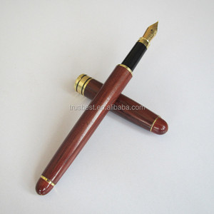<span class=keywords><strong>Penna</strong></span> <span class=keywords><strong>stilografica</strong></span> in legno classica <span class=keywords><strong>con</strong></span> logo intagliato - Product Image 3