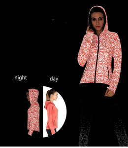 Jaket Bomber Bertudung untuk Wanita, Jaket Bomber Musim Dingin Reflektif Cahaya Visibilitas Tinggi Warna Hitam Merah Muda, Jaket Hoodie untuk Lari Yoga Luar Ruangan Di Malam Hari - Product Image 2