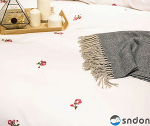ชุดเครื่องนอนผ้าซาตินปักลายดอกไม้ ดีไซน์เล็กๆ สดใส สบายตา - Product Image 5