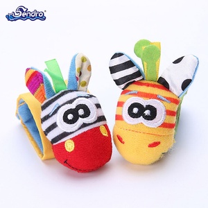 Chine Usine <span class=keywords><strong>de</strong></span> jouets Vente en gros OEM/ODM Conception personnalisée <span class=keywords><strong>Hochet</strong></span> <span class=keywords><strong>de</strong></span> poignet et <span class=keywords><strong>de</strong></span> <span class=keywords><strong>pied</strong></span> <span class=keywords><strong>de</strong></span> bébé en peluche - Product Image 2
