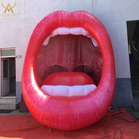 Bouche géante gonflable utilisée pour les fêtes de carnaval / Bouche ouverte gonflable avec dents blanches, fond de scène