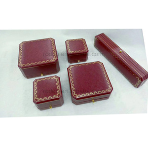 Caja de Joyería de Lujo Rectangular Vintage de Cuero PU Rojo, Juego de Cajas con Adornos Dorados en Relieve, Cierre de Botón, Múltiples Tamaños, Ecológica - Product Image 1