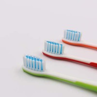 Cepillo de Dientes Manual para Niños de Alta Calidad, Color Naranja, con Cabezal Pequeño y Base de Soporte