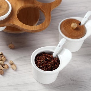 La nuova pentola per condimenti in ceramica di vendita calda con scatola per spezie da cucina con Base in legno può essere ruotata - Product Image 5
