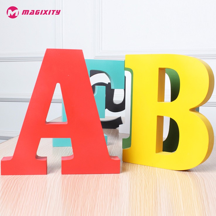 вип клиент. клиент буквы. меховой салон эстет. короб под заказ реклама. бизнесмен на белом фоне.