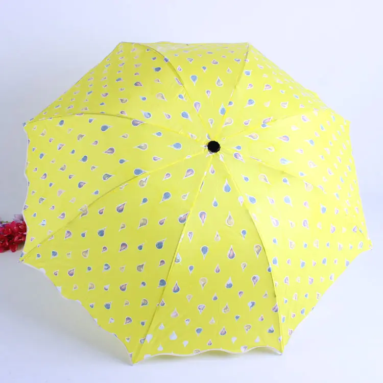 濡れた傘が色を変えると花が現れる魔法の傘
