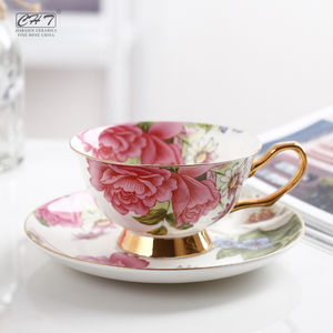Cangkir Teh Kopi Keramik <span class=keywords><strong>Bone</strong></span> <span class=keywords><strong>China</strong></span> Lucu dengan Tatakan, Motif Bunga, Personalisasi Pabrik dengan Gagang Emas dan Logo - Product Image 2