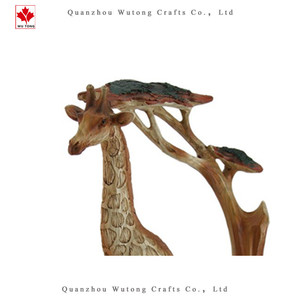 Decorazione personalizzata della statua della resina dall'aspetto in legno intagliato della famiglia della giraffa da collezione - Product Image 5